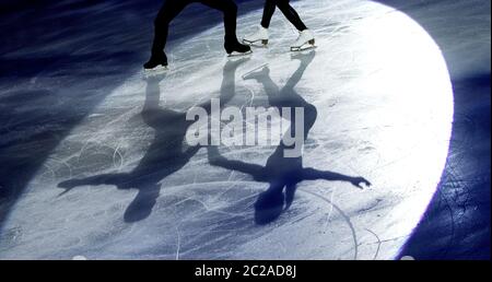 Eislaufen Silhouette auf der Eisbahn, in Mailand. Stockfoto