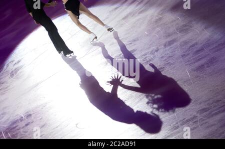 Eislaufen Silhouette auf der Eisbahn, in Mailand. Stockfoto