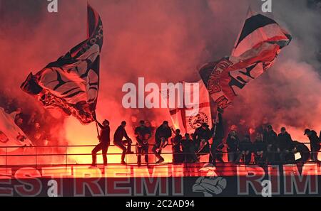 Fußballfans winken Flaggen und Rotlichtrauchbomben, während des italienischen Fußballmatches Serie A AC Mailand gegen Inter Mailand, im san siro Stadion, in Mailand. Stockfoto