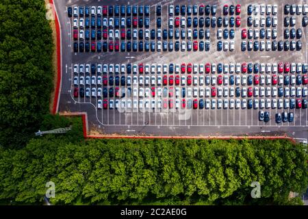 Ein Überblick über neue Autos, die am Royal Portbury Dock in Avonmouth, Bristol geparkt wurden. Stockfoto