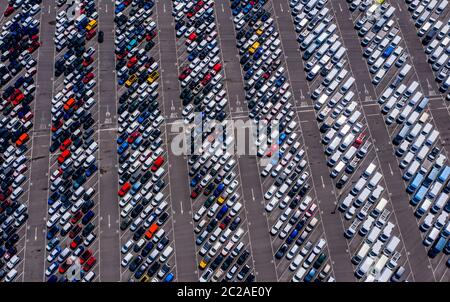 Ein Überblick über neue Autos, die am Royal Portbury Dock in Avonmouth, Bristol geparkt wurden. Stockfoto