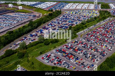 Ein Überblick über neue Autos, die am Royal Portbury Dock in Avonmouth, Bristol geparkt wurden. Stockfoto