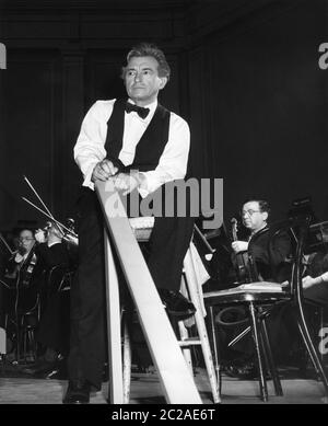 CLAUDE RAINS am Set offen mit Orchester während der Dreharbeiten zu Concert Proberequenz in DECEPTION 1946 Regisseur IRVING RAPPER music Erich Wolfgang Korngold Warner Bros. Stockfoto