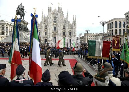 Italienische Militärparade auf dem Duomo Platz, für die Feierlichkeiten des Tages der Nationalen Einheit und Streitkräfte, in Mailand. Stockfoto