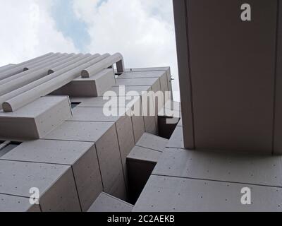 Schließen Sie architektonische Details des roger stevens auf, der ein brutalistisches Gebäude der 1960er Jahre an der Universität von leeds errichtet Stockfoto