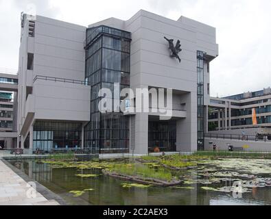 Das roger stevens Gebäude ein brutalistisches Gebäude der 1960er Jahre an der Universität von leeds mit erhöhten Gehwegen, die mit anderen Gebäude verbunden sind Stockfoto