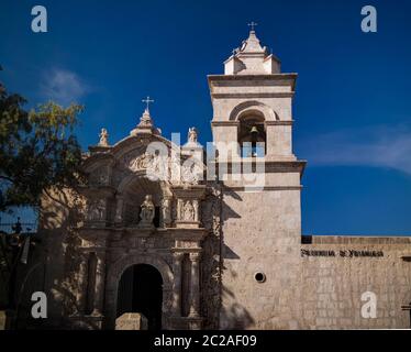 Außenansicht zur Fassade von Iglesia de San Juan Bautista de Yanahuara, Arequipa, Peru Stockfoto