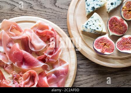 Scheiben von Jamon mit blauem Käse und Feigen Stockfoto