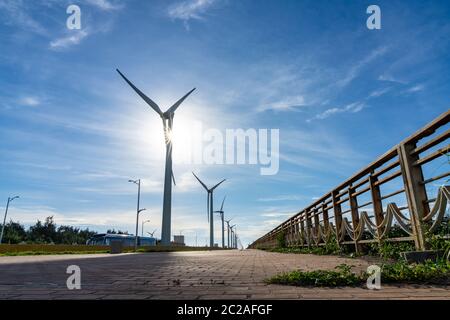 Die Windturbinen im Gebiet der Gaomei Wetlands im Sonnenuntergang, ein flaches Land mit einer Fläche von über 300 Hektar, sind auch ein beliebter Ort im Qingshui District, Taichu Stockfoto