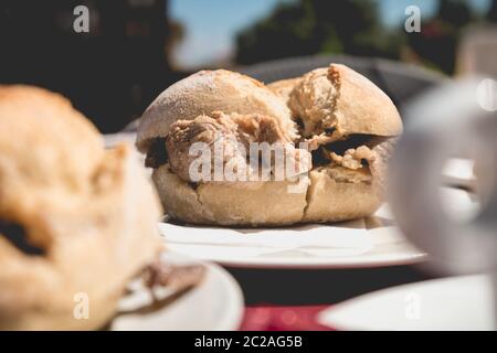 Traditionelle portugiesische Schweinefleisch Rindfleisch sandwich bifana. Traditionelle portugiesische Küche Stockfoto