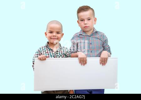 Porträt von zwei Jungen mit weißem Schild auf isoliertem Hintergrund Stockfoto