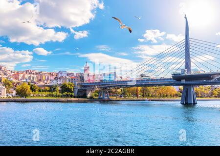 Halic U-Bridge und Galata Turm auf dem Hintergrund, Blick vom Golden Horn Istanbul, Istanbul, Türkei. Stockfoto