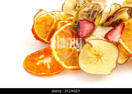 Getrocknete Orangen, Bananen und Äpfel auf weißem, isoliertem Hintergrund Stockfoto