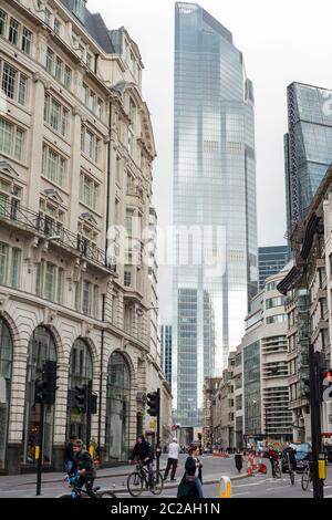 Straßenansicht des Twentytwo-Gebäudes bei 22 Bishopsgate in der City of London von der King William Street im Januar 2020 aus gesehen. Stockfoto