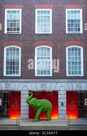 Courtyard im Apex Temple Court Hotel in Fleet Street London, Großbritannien Stockfoto