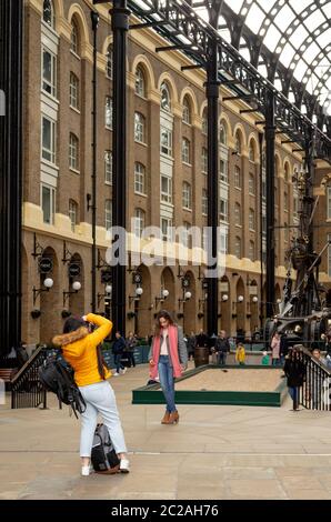 Touristen Menschen posieren für Fotos in der Hay's Galleria auf The South Bank London Großbritannien Stockfoto