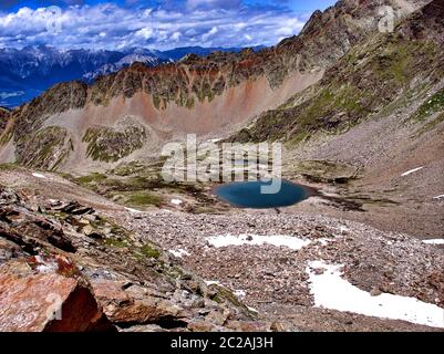 Blick zurück auf den Kugleter See erblicken Sie den Aufstieg des Hohen Gemeindekopfes im Pitztal in Tirol Stockfoto