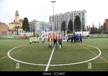 Kinder Fußballmannschaften mit Schiedsrichtern stehen auf dem Mittelfeld, in Mailand. Stockfoto