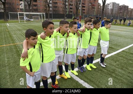 Kinder Fußball Teamkollegen umarmen einander bei Elfmeterschießen, in Mailand. Stockfoto