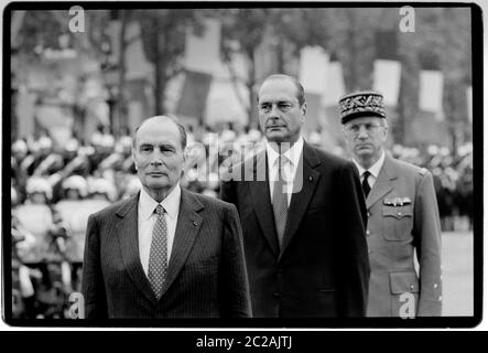 Der französische Präsident Francois Mitterrand und der Pariser Bürgermeister Jaques Chirac bei den Feierlichkeiten zum Tag der Bastille 1988 während der Präsidentschafts- und Nationalversammlung 1988. Der Nationalfeiertag Frankreichs ist der in den englischsprachigen Ländern gebräuchliche Name, der jedes Jahr am 14. Juli gefeiert wird. Im Französischen wird es formal Fête nationale 'National Celebration' und allgemein und legal le 14 Juillet; 'der 14. Juli' genannt. Der französische Nationalfeiertag ist der Jahrestag des Sturms der Bastille am 14. Juli 1789, einem Wendepunkt der Französischen Revolution, sowie der Fête Stockfoto