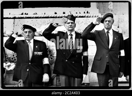 Der französische Präsident Francois Mitterrand und der Pariser Bürgermeister Jaques Chirac bei den Feierlichkeiten zum Tag der Bastille 1988 während der Präsidentschafts- und Nationalversammlung 1988. Der Nationalfeiertag Frankreichs ist der in den englischsprachigen Ländern gebräuchliche Name, der jedes Jahr am 14. Juli gefeiert wird. Im Französischen wird es formal Fête nationale 'National Celebration' und allgemein und legal le 14 Juillet; 'der 14. Juli' genannt. Der französische Nationalfeiertag ist der Jahrestag des Sturms der Bastille am 14. Juli 1789, einem Wendepunkt der Französischen Revolution, sowie der Fête Stockfoto