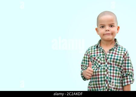 Die Hand der Jungen zeigt eine Geste der Zustimmung. Daumen hoch. Die Hand zeigt Gestenklasse. Alles ist cool, du bist fertig, Lob, Vorabend Stockfoto