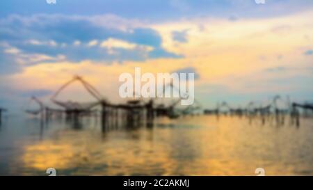 Blur für Hintergrund lokalen Angelwerkzeug während Sonnenaufgang in Thailand Stockfoto