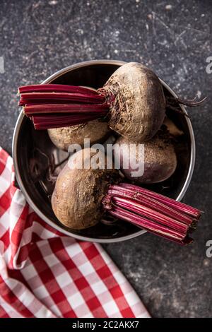 Leckere rohe Rote Bete. Gesunde Gemüse in der Schüssel. Ansicht von oben. Stockfoto