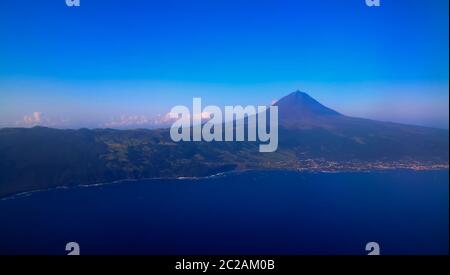 Luftaufnahme zum Vulkan Pico und Insel, Azoren, Portugal Stockfoto