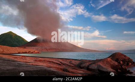 Ausbruch von Vulkan Tavurvur, Rabaul, New Britain, Papua Neuguinea Stockfoto