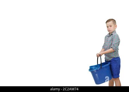 Kaukasische junge stehend auf einem weißen Hintergrund isoliert und mit einem Eimer Wasser für die Reinigung Stockfoto