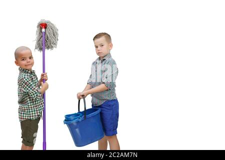 Zwei kaukasischen Junge stehend auf einem weißen Hintergrund isoliert und mit einem Eimer Wasser und einem MOP für die Reinigung Stockfoto