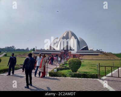 Editorial datiert-12. februar 2020 Ort- Neu Delhi Indien. Tourist im Lotus-Tempel.der Lotus-Tempel, in Delhi, Indien, ist ein Baháʼí Haus Stockfoto