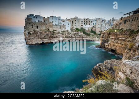 Sonnenaufgang in Polignano a Mare, Apulien, Italien Stockfoto