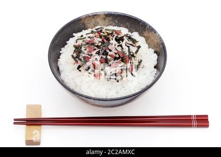 Japanisches Essen, Shirasu und umeboshi auf gekochter weißer Reis Stockfoto