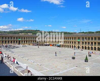 Leute, die sich auf den Stufen und Cafés entspannen und über den Platz von halifax Piece Hall in West yorkshire mit Blick auf Surr laufen Stockfoto