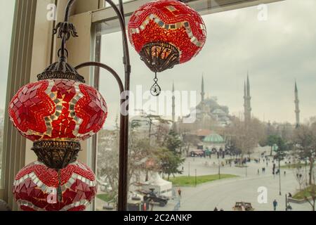 Istanbul, Türkei - 21. März 2019: Blaue Moschee mit türkischen Laternen, auch Sultan Ahmed Moschee oder Sultan Ahmet Moschee genannt Stockfoto