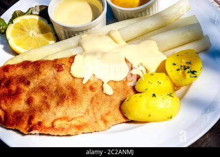 Kalbsschnitzel mit frischem Spargel, Sauce Hollandaise und flüssiger Butter Stockfoto