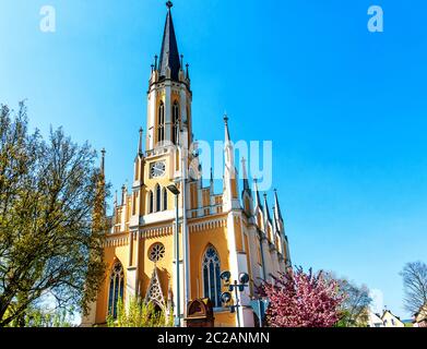 Die Johanneskirche ist eine neugotische, von 1861 bis 1865 erbaute evangelische Kirche in Hessen Eltville-Erbach, einem Stadtteil der Sekt-, Wein- und Rosenstadt Eltville am Rhein im Rheingau-Taunus, Deutschland Stockfoto