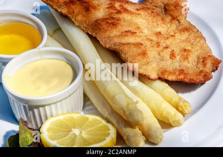 Kalbsschnitzel mit frischem Spargel, Sauce Hollandaise und flüssiger Butter Stockfoto