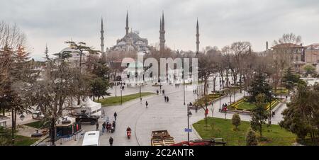 Istanbul, Türkei - 21. März 2019: Editorial: Blaue Moschee, auch Sultan Ahmed Moschee oder Sultan Ahmet Moschee unter Sonne genannt Stockfoto