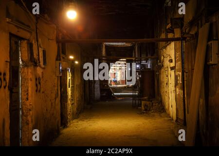 Dunkler Backstein verlassene Tunnel, abstrakter Ausgang zu Licht Konzept Hintergrund Stockfoto