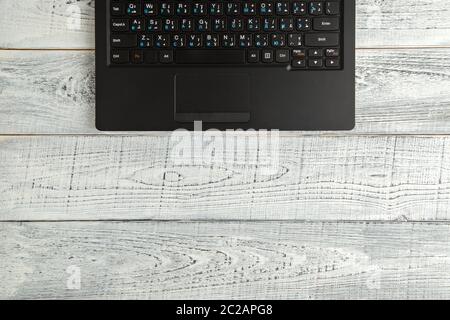 Laptop auf Vintage shabby weiß Holz- Hintergrund. Die Aussicht von oben. Flach Stockfoto