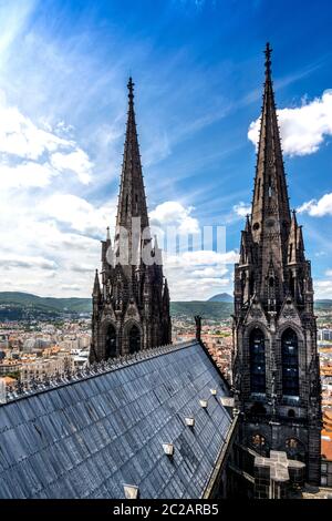 Blick auf den Vulkan Puy de Dome und die Kirchtürme der Clermont-Ferrand Kathedrale Notre-Dame-de-l'Assomption, Clermont Ferrand, Puy de Dome Department, Auvergn Stockfoto