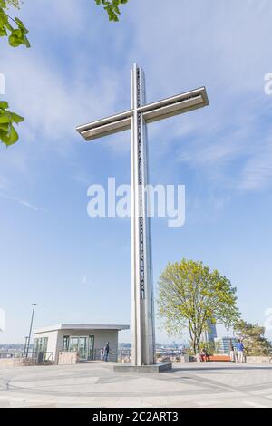 Gdynia, Polen 09. Mai 2020; Kreuz auf dem Berg Kamienna Góra in Gdynia Stockfoto