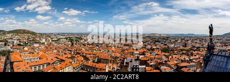 Blick auf Clermont Ferrand Stadt von Notre-Dame-de-l'Assomption, Clermont Ferrand, Puy de Dome Department, Auvergne Rhone Alpes, Frankreich Stockfoto