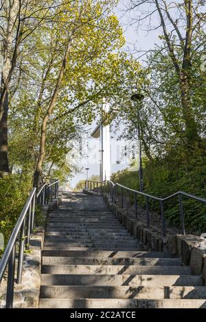 Gdynia, Polen 09. Mai 2020; Kamienna Góra Berg in Gdynia, Treppe zum Gipfel und Blick auf das Kreuz Stockfoto