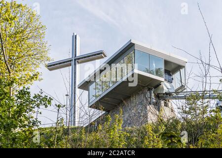 Gdynia, Polen 09. Mai 2020; Kamienna Góra Berg in Gdynia, Seilbahn und Blick auf das Kreuz Stockfoto