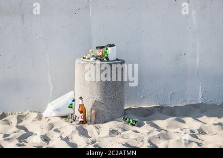 Gydnia, Polen - 09. Mai 2020; Müll am Strand in einem überfüllten Papierkorb. Das Konzept der Menschen, die die Umwelt zu übersäen. Stockfoto