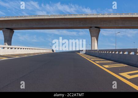 Straße Autobahn Ausfahrt Auffahrrampen und Überführung stehend Mitte der neuen Asphalt geteerten Strukturen für Pkw in blauen Himmel Panorama-Landschaft Stockfoto